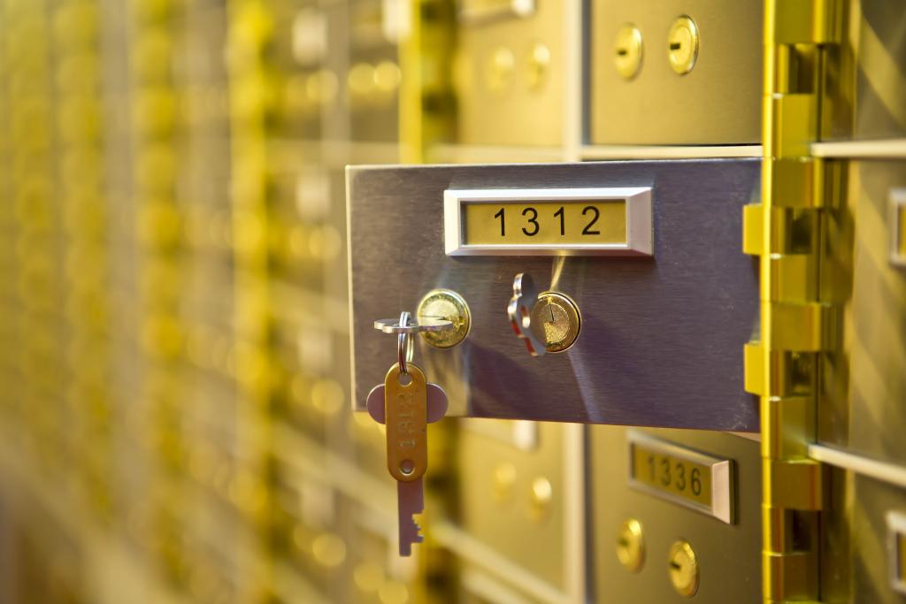 Which is Better…. A Home Safe or a Safe Deposit Box?